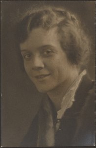 Porträt einer Frau mit Pelzbesatz von Louis Fleckenstein