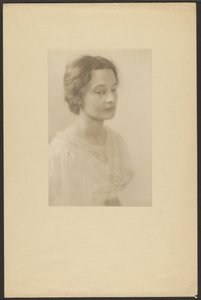 Porträt einer Frau im Kleid mit Seidenrosen von Louis Fleckenstein