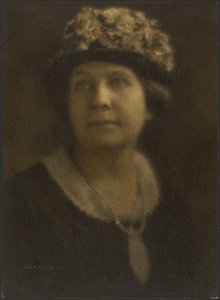 Porträt einer Frau mit Blumenhut