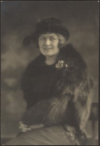 Porträt einer Frau im Pelzumhang von Louis Fleckenstein