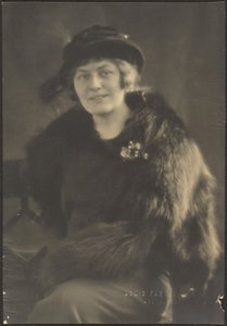Porträt einer Frau im Pelzumhang von Louis Fleckenstein