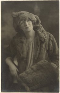 Porträt einer Frau in Pelzen von Louis Fleckenstein