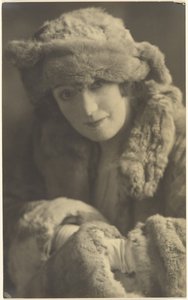 Porträt einer Frau in Pelzen von Louis Fleckenstein