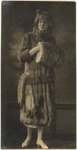 Porträt einer Frau in Pelzen von Louis Fleckenstein