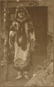 Porträt einer Frau in indianischem Kostüm von Louis Fleckenstein