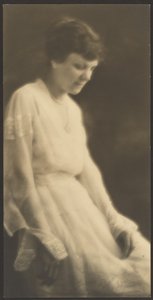Porträt einer Frau im weißen Kleid mit Spitze von Louis Fleckenstein