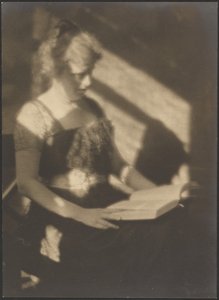 Porträt einer Frau mit Buch
