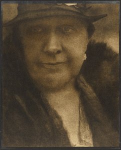 Porträt einer Frau mit Diamantohrring von Louis Fleckenstein