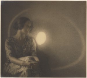 [Porträt einer Frau mit Lichtblitz und Ring] von Louis Fleckenstein