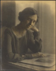 [Porträt einer Frau mit langer Halskette] von Louis Fleckenstein