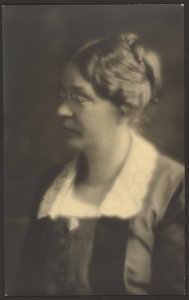 [Porträt einer Frau mit offenem Buch (beschnitten)]