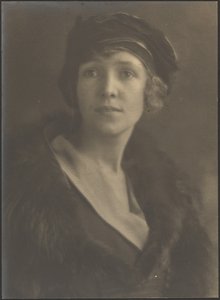Porträt einer Frau mit Samthut von Louis Fleckenstein