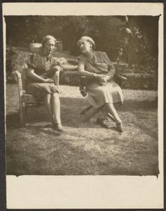 [Zwei Frauen in Gartenstühlen] von Louis Fleckenstein