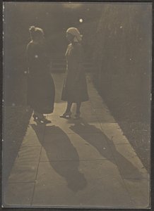 [Zwei Frauen und Schatten]