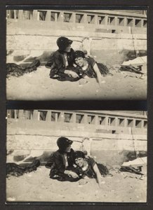 Zwei Frauen am Strand, erneut fotografiert