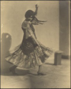 Frau tanzt im spanischen Outfit von Louis Fleckenstein