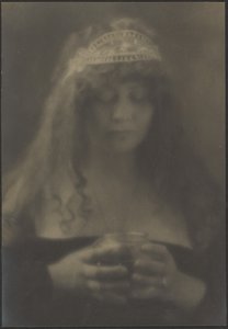 Frau mit Vase von Louis Fleckenstein