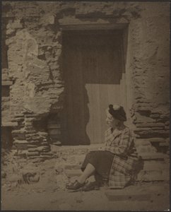 Frau vor einem verfallenden Gebäude von Louis Fleckenstein