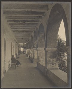 [Sitzende Frau im Flur einer Missionshalle] von Louis Fleckenstein