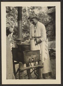 [Frau benutzt einen Außenherd] von Louis Fleckenstein