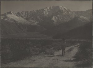 Frau auf einem Weg zu den Bergen gehend von Louis Fleckenstein