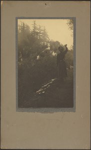 Frau winkt im Wald