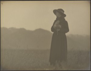 [Schwarz gekleidete Frau auf einem Feld] von Louis Fleckenstein