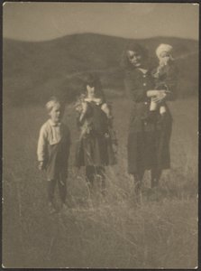 Frau und drei Kinder auf dem Feld von Louis Fleckenstein
