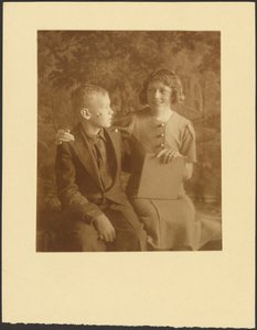 [Frau und junger Mann vor Wandteppich] von Louis Fleckenstein