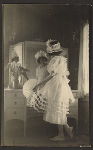 [Frau am Spiegel mit Fächer] von Louis Fleckenstein