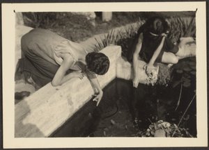Frau am Gartenteich von Louis Fleckenstein
