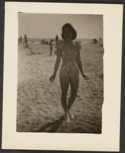 Frau im Bikini von Louis Fleckenstein