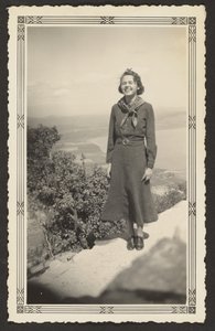 [Frau auf einem Hügel] von Louis Fleckenstein