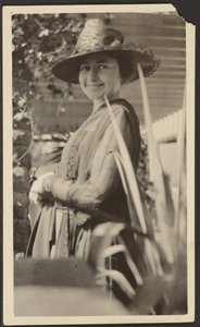 [Frau auf der Veranda]