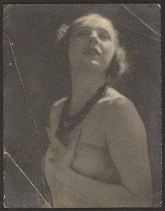 Frau mit Perlenkette von Louis Fleckenstein