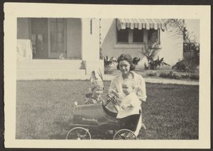 Frau mit Kindern im Spielzeugauto von Louis Fleckenstein