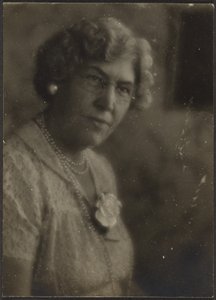 Frau mit weißer Blume und Perlen von Louis Fleckenstein