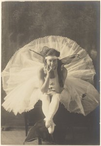[Junge Ballerina mit Feenflügeln]