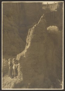 Junge Frauen in felsiger Schlucht