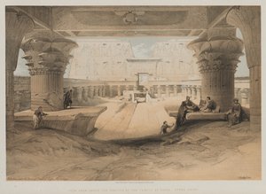 Ägypten und Nubien, Band I: Blick unter dem Portikus des Tempels von Edfou, Oberägypten von Louis Haghe