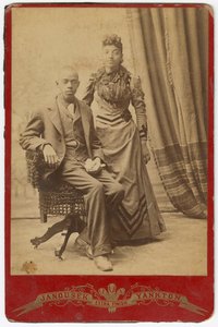 Fotografie eines afroamerikanischen Mannes und einer Frau in formeller Kleidung von Louis Janousek