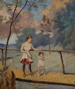 Zwei Mädchen auf einer Baumstammbrücke