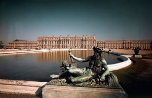 Ansicht der Fassade und Brunnen des Parks des Schlosses von Versailles. Geschaffen von den Architekten Louis Le Vau (1612-1670) und Jules Hardouin Mansart (1646-1708) 1668-1684