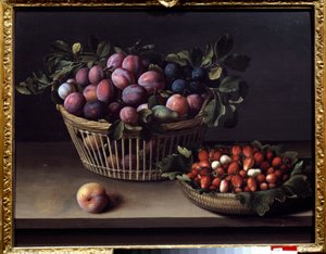 Ein Pfirsich, Erdbeeren und ein Korb mit Früchten