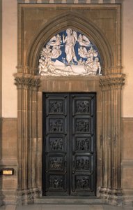 Emailliertes Terrakotta, das die Auferstehung über der nördlichen Tür der Sakristei der Kirche Santa Maria del Fiore darstellt - 1442