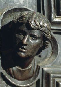 Kopf von Giuliano de Medici, Detail aus Bronzearbeit an der Tür von Luca della Robbia (1400-1481). Neue Sakristei, Kathedrale Santa Maria del Fiore, Florenz. Italien