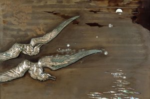 Ein Metalllackpanel mit aufgetragenen Silbermöwen, ca. 1900 von Lucien Gaillard