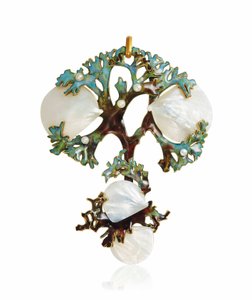 Ein Jugendstil-Mutterperlen-, Email- und Saatperlenanhänger, ca. 1900 von Lucien Gaillard