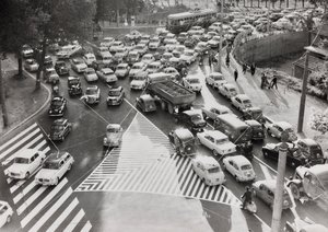 Verkehrsszene auf einer Straße in Rom