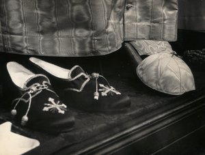 Für den Papst vorbereitete Pantoffeln in einer Ausstellung liturgischer Gewänder